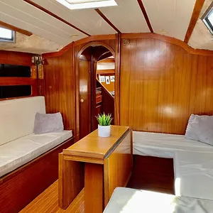 Espacioso Velero Junto A La Playa Bcn Bateau-hôtel